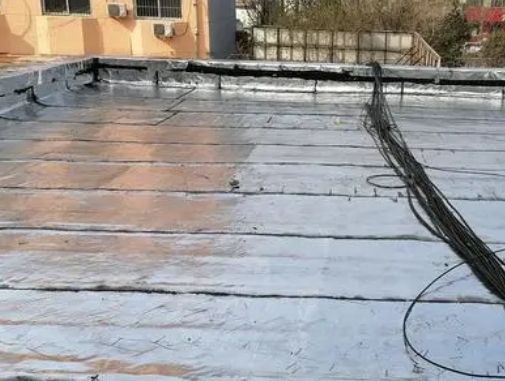咸阳市卫生间漏水维修公司分享下咸阳市屋面楼顶防水刚性防水层施工要点。